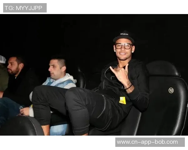 内马尔携家人共度甜蜜时光演唱会现场与女友亲密互动引热议