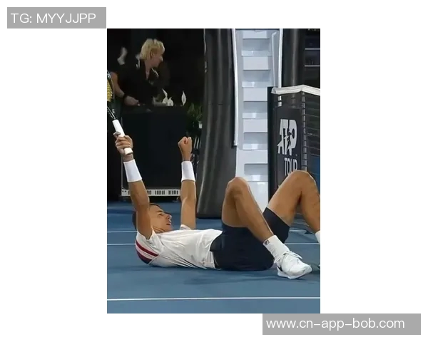 哈登训练中右肩酸痛引发关注旋转手臂时感到不适